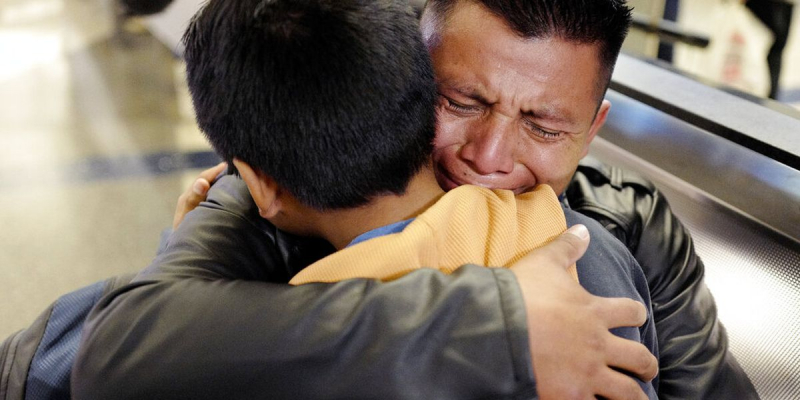David Xol-Cholom, de Guatemala, abraza a su hijo Byron en el aeropuerto de  Los Angeles