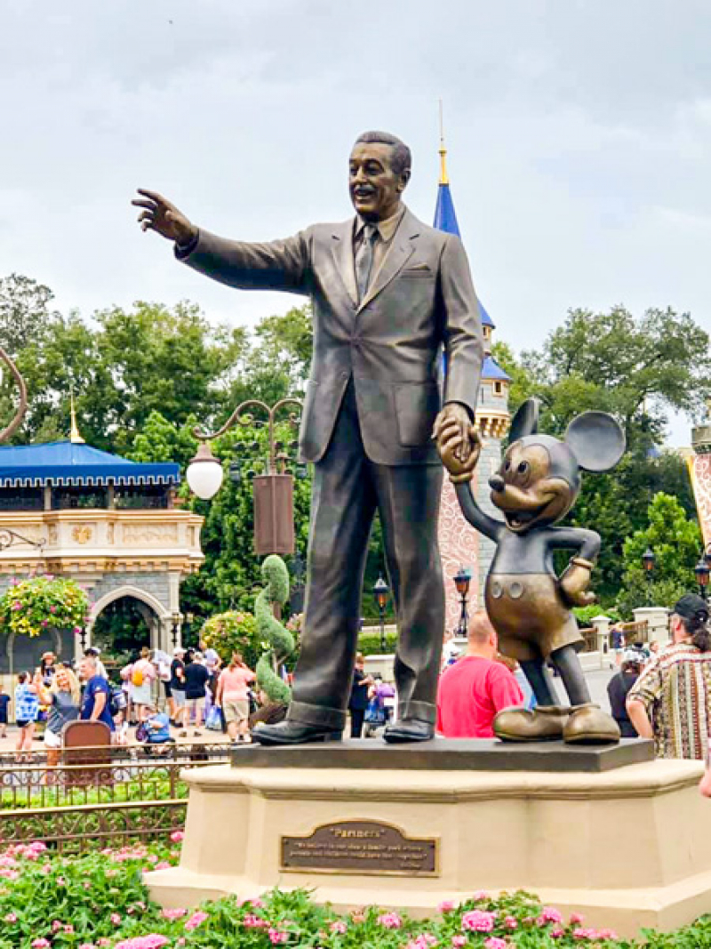 Estatua de Disney y Mickey Mouse