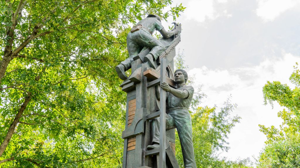 Estatua de bronce del monumento a trabajadores latinos en Crescent Park