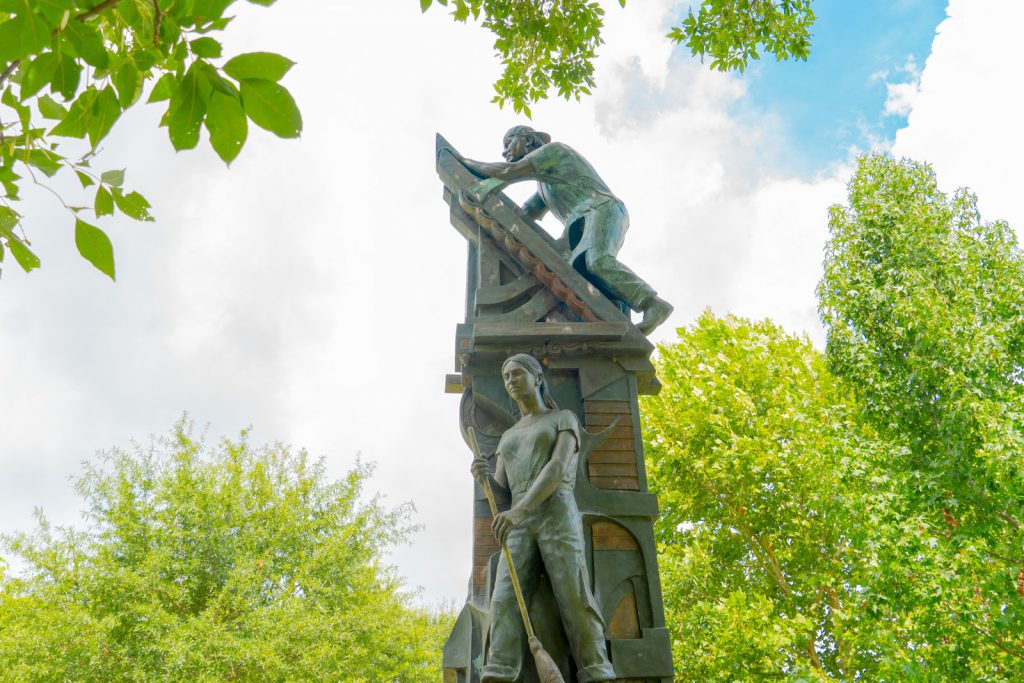 "El monumento a los trabajadores latinos de Nueva Orleans es un símbolo de la gratitud hacia quienes ayudaron en la reconstrucción de la ciudad.