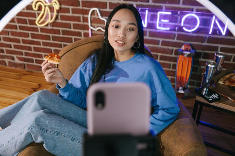Influencer pexels-ivan-s-7676410