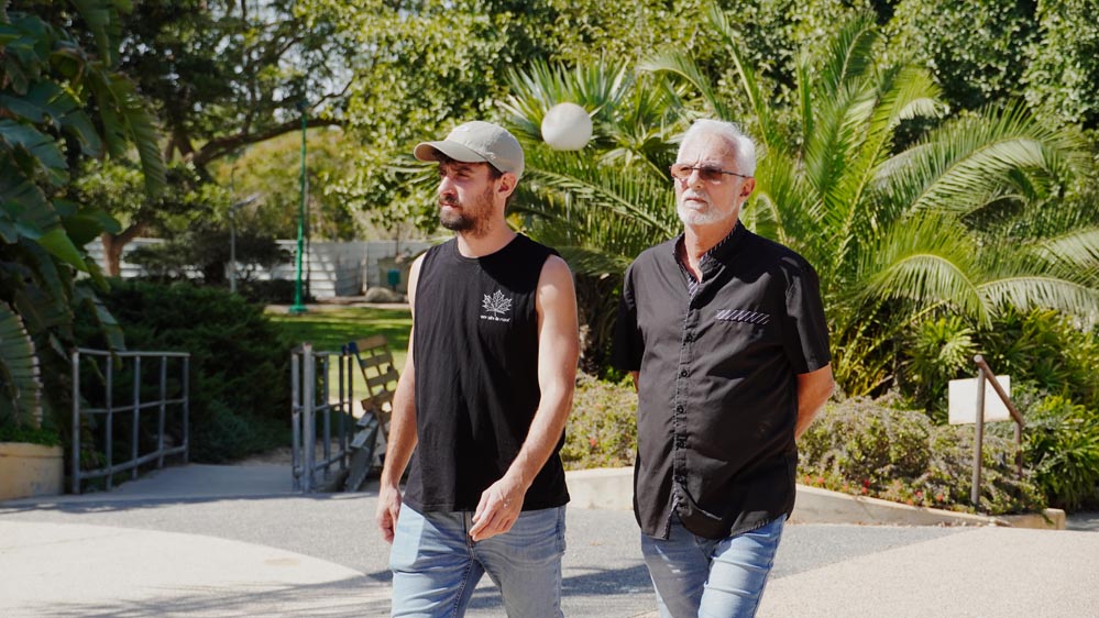 Ariel Cu&ntilde;o y su padre Luis caminan juntos en el kibutz Nir Oz, reflejando el impacto emocionaltras el cautiverio sufrido desde el 7 de octubre.