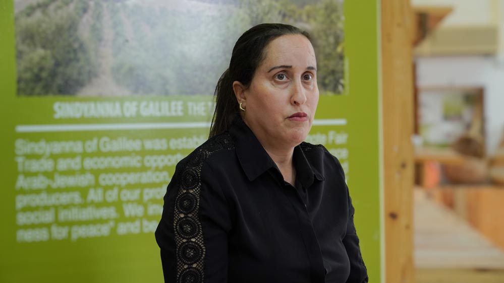 Hanan Zoabi, líder y trabajadora en la empresa social Sindyanna de Galilea, colaborando en proyectos de empoderamiento económico, igualdad y coexistencia entre mujeres árabes y judías.