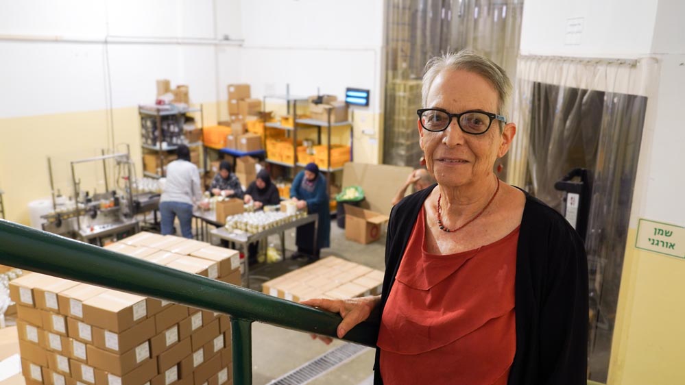 Hadas Lahav, cofundadora de la empresa social Sindyanna de Galilea, trabajando en proyectos de comercio justo, empoderamiento femenino y coexistencia entre mujeres árabes y judías.