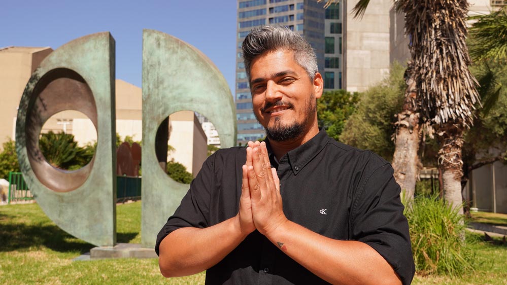 Ron Segev, superviviente del festival NOVA, en la Plaza de los Secuestrados de Tel Aviv recordando el rescate de sobrevivientes y el impacto del 7 de octubre.