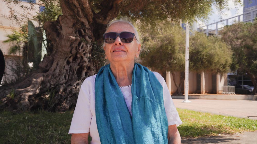 Doris Marx Sperer, activista del movimiento de mujeres por la paz, participando en concentraciones en Tel Aviv para exigir alternativas no violentas y soluciones diplomáticas.