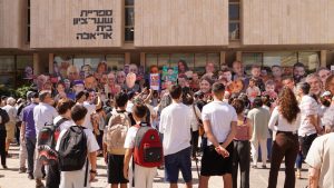 Manifestantes con carteles en la Plaza de los Secuestrados de Tel Aviv protestando contra el gobierno israelí y exigiendo respuestas por las víctimas del 7 de octubre.
